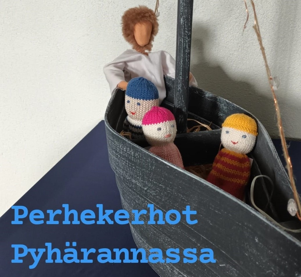 Perhekerho Ihodessa Laiva, jossa Jeesus-nukke ja pikkunuket