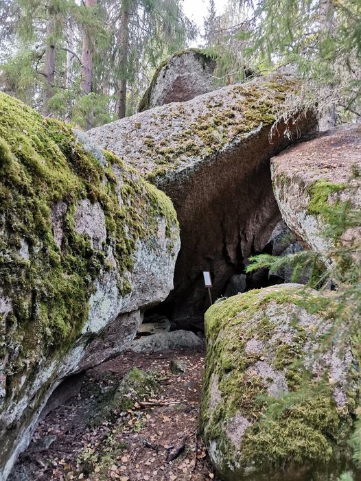Kahvittelu/teehetki metsässä Piilokirkko